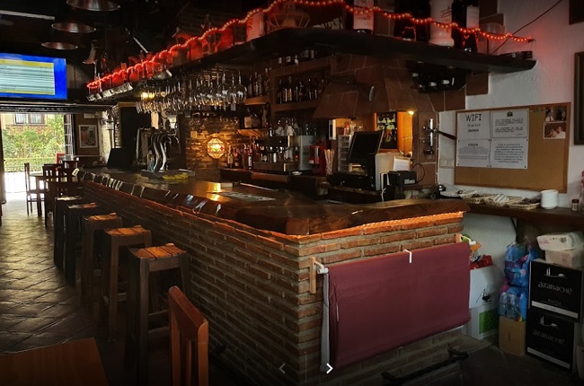 Nerja Holidays - Bar Tacones in Villanueva del Trabuco is a great expat bar