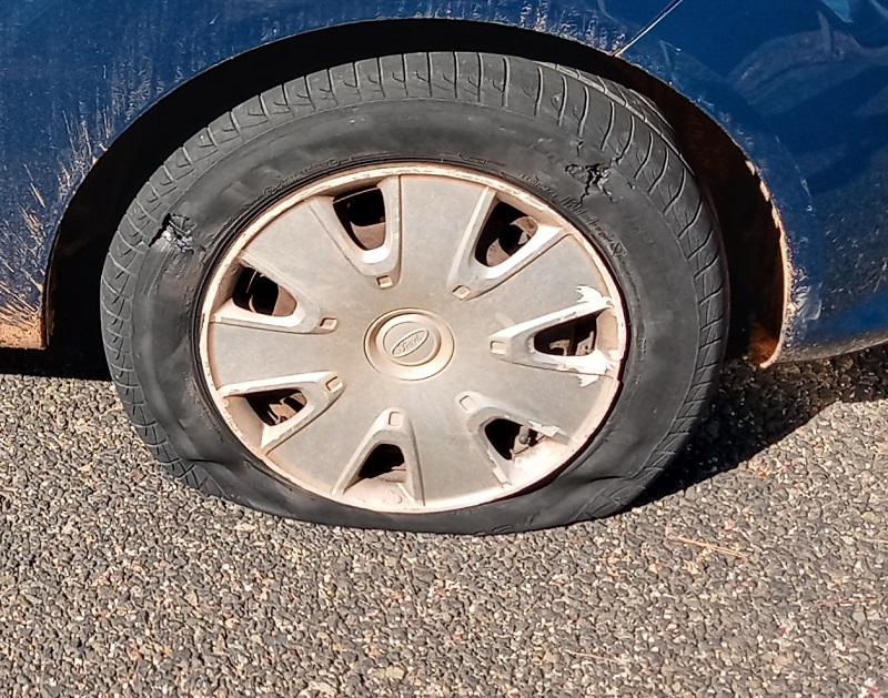 Burst tyre on the A-7 to Nerja - Thanks to the Guardia Civil Tràfico