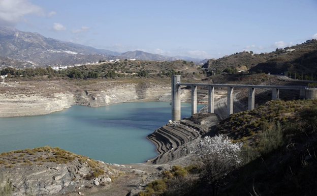 "Shocking Revelation: Is the Water Supply in Vélez-Málaga's Viñuela About to Run Dry? 😱💧